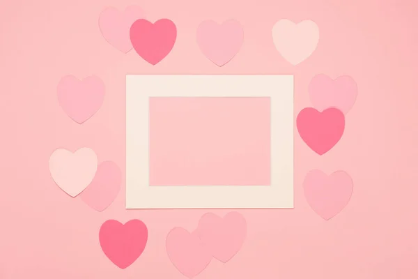 Pinkfarbene Papierherzen Und Leerer Weißer Rahmen Auf Pastellrosa Hintergrund Valentinstag — Stockfoto