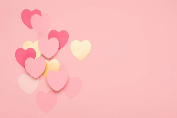 Rosa Goldene Papierherzen Auf Pastellrosa Hintergrund Valentinstag Konzept Flache Lage — Stockfoto