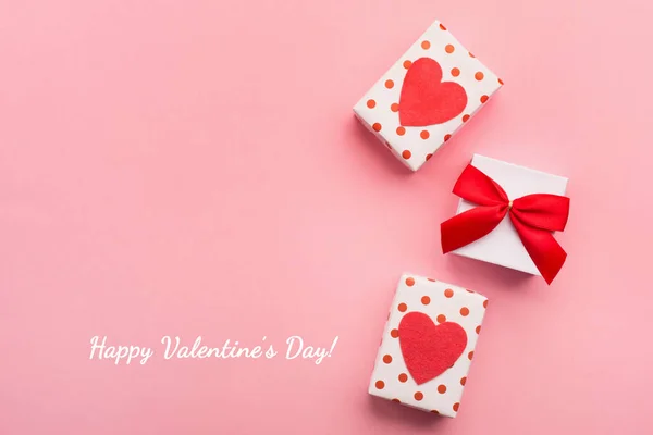 Valentijnsdag Samenstelling Witte Geschenkdozen Met Strik Rood Vilten Hartjes Roze — Stockfoto