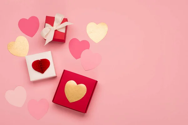 Corações Papel Rosa Caixas Presente Vermelhas Fundo Rosa Pastel Conceito — Fotografia de Stock