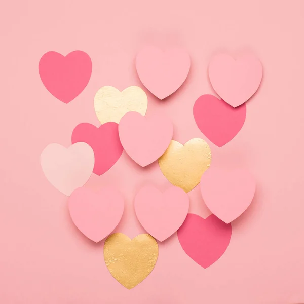 Rosa Goldene Papierherzen Auf Pastellrosa Hintergrund Valentinstag Konzept Flache Lage — Stockfoto