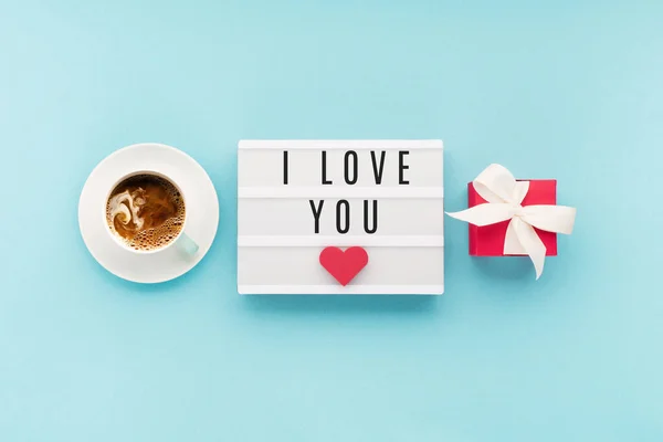 Tarjeta San Valentín Caja Regalo Roja Corazón Taza Café Sobre —  Fotos de Stock