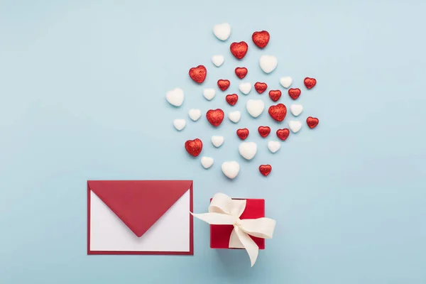 발렌타인데이 빛나는 그리고 파스텔푸른 배경에 봉투가 발렌틴 컨셉이야 — 스톡 사진