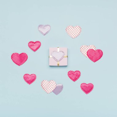 Puantiyeli pembe tekstil kalpler ve mavi arka planda hediye. Sevgililer Günü konsepti. Düz konum, üst görünüm, kopyalama alanı. Sevgililer Günü için bayram tebrik kartı, doğum günü, kadın, anneler günü.