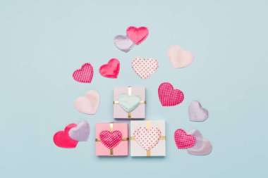 Puantiyeli pembe tekstil kalpler ve mavi arka planda hediyeler. Sevgililer Günü konsepti. Düz konum, üst görünüm, kopyalama alanı. Sevgililer Günü için bayram tebrik kartı, doğum günü, kadın, anneler günü.