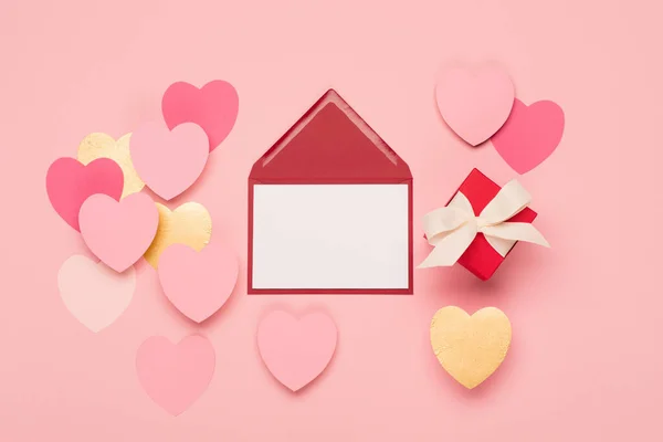 Розовые Бумажные Сердца Пустая Открытка Подарочная Коробка Розовом Фоне День — стоковое фото