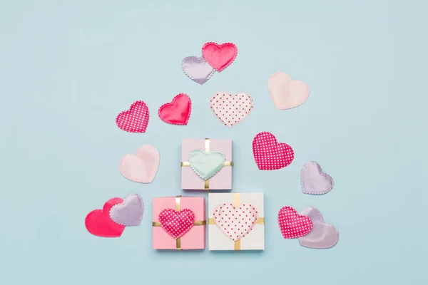 Růžové Textilní Srdce Puntíky Dárky Modrém Pozadí Koncept Valentýna Byt — Stock fotografie