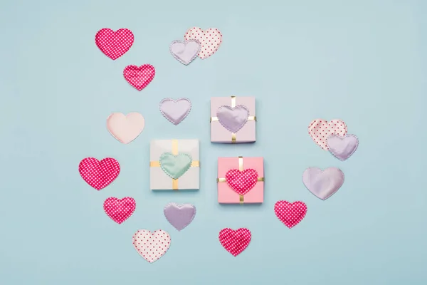 Corazones Textiles Rosados Con Lunares Regalos Sobre Fondo Azul Concepto — Foto de Stock