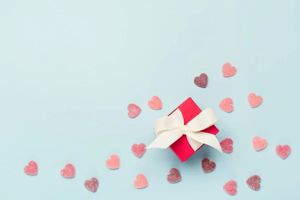 Doce Doce Doces Corações Caixa Presente Vermelho Fundo Azul Conceito — Fotografia de Stock