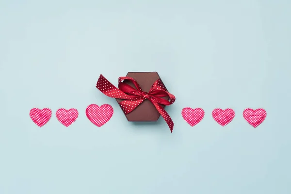 Ροζ Υφασμάτινες Καρδιές Πουά Και Κουτί Δώρου Μπλε Φόντο Ιδέα — Φωτογραφία Αρχείου