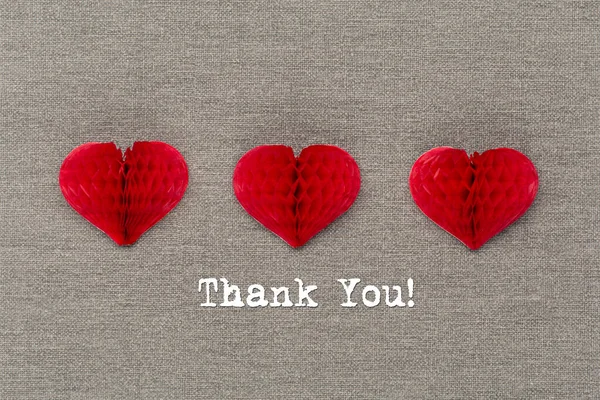 国际谢谢你的日子 用自然灰色背景的手工红纸心形贺卡 谢谢你的短信卡 平面布局 顶视图 复制空间 — 图库照片#