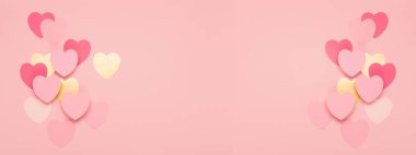Pembe, pembe arka planda altın kağıt kalpler. Sevgililer Günü konsepti. Düz konum, üst görünüm, kopyalama alanı. Sevgililer Günü için bayram tebrik kartı, doğum günü, kadın ya da anneler günü.