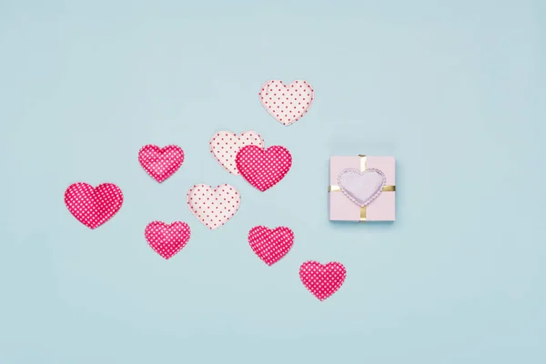 Рожеві Текстильні Серця Польськими Крапками Подарунком Синьому Фоні Валентинів День — стокове фото
