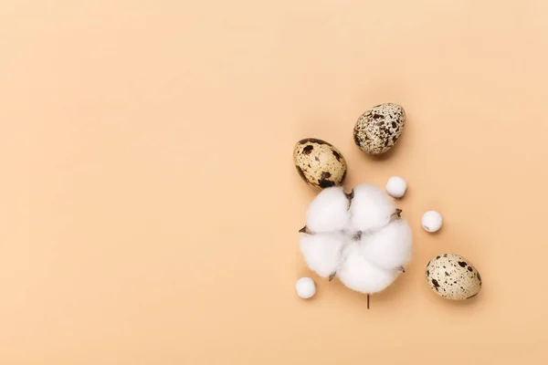 Huevos Pascua Sobre Fondo Beige Pastel Con Espacio Para Texto —  Fotos de Stock