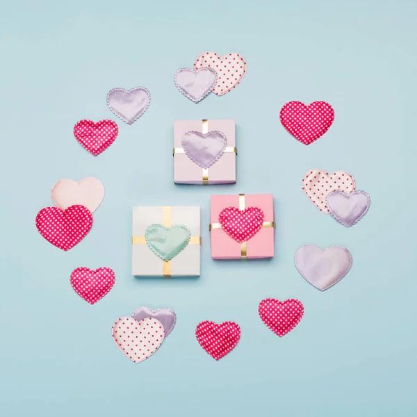 Corazones Textiles Rosados Con Lunares Regalos Sobre Fondo Azul Concepto —  Fotos de Stock