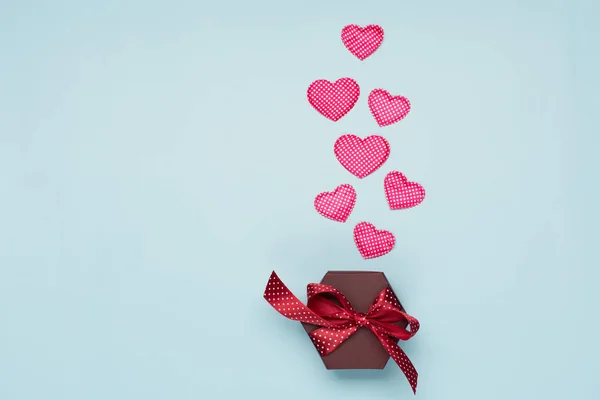배경의 상자로 심장을 합니다 발렌틴 컨셉이야 어머니 — 스톡 사진