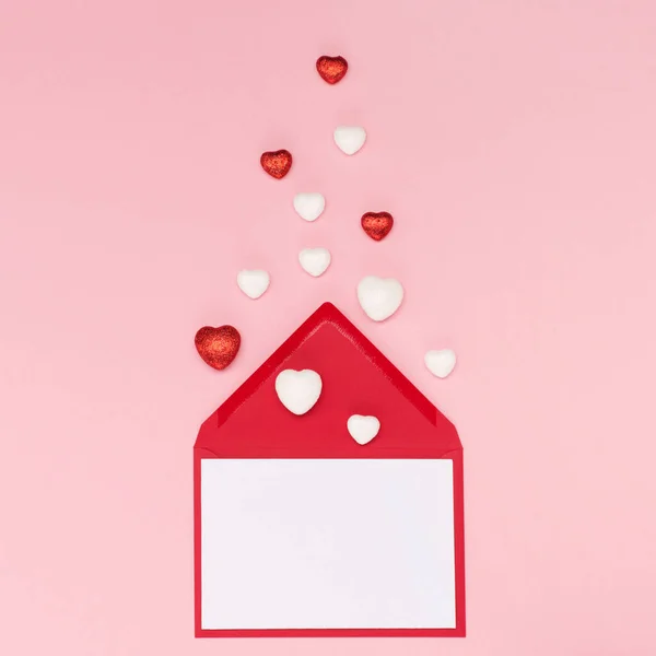 Блестящие Сердца Пустая Открытка Конверт Розовом Фоне День Святого Валентина — стоковое фото