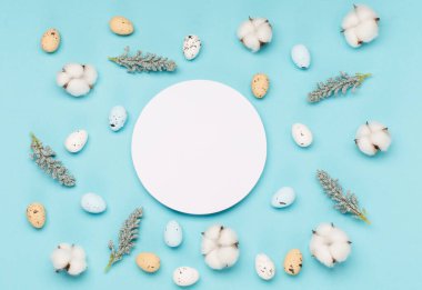 Mavi pastel arka planda Paskalya yumurtaları, metin için boşluk. Düz konum resim kompozisyonu, üst görünüm. Paskalya dekorasyonu, minimalist yumurta tasarımı, modern tasarım şablonu.