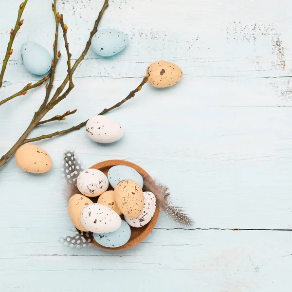 テキストのためのスペースと青のパステルの背景にイースタークラフトの卵や枝 フラットレイアウト画像構成 トップビュー イースターの装飾 工芸品のウズラミニマリストの卵のデザイン 春休みお祝いカード — ストック写真