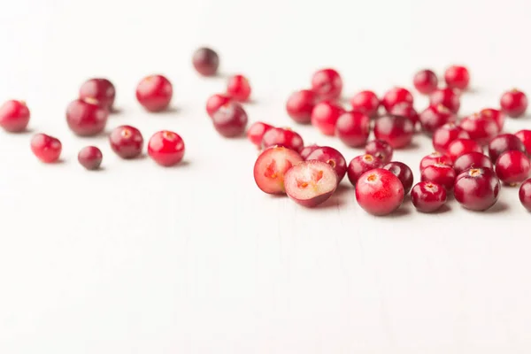 Ακατέργαστα Βιολογικά Φρέσκα Μούρα Cranberry Cowberry Lingonberry Λευκό Ξύλινο Φόντο — Φωτογραφία Αρχείου