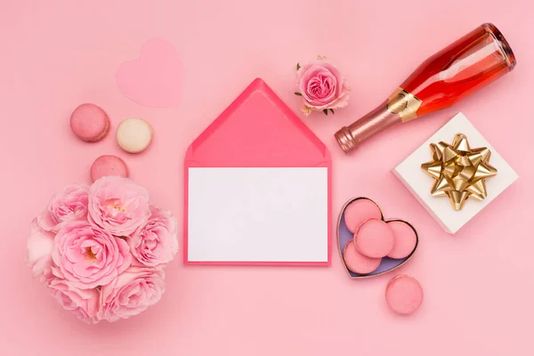 Valentines Birthday Woman Mothers Day 분홍색 배경에는 선물등이 발렌틴 컨셉이야 — 스톡 사진