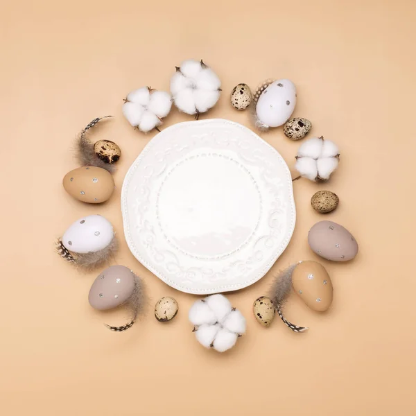 Vista Superior Plato Vacío Con Huevos Pascua Artesanales Flores Algodón — Foto de Stock