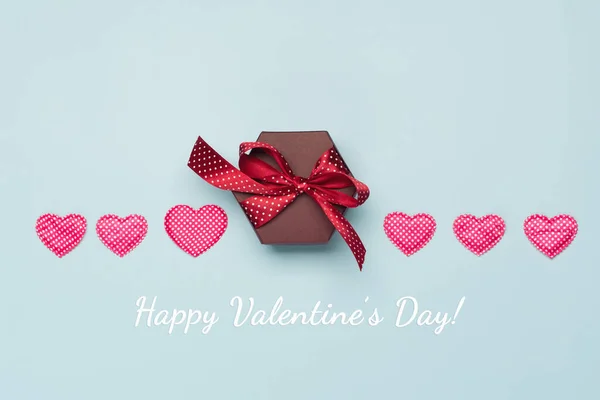 Roze Textielhartjes Met Stippen Geschenkdoosje Blauwe Achtergrond Valentijnsdag Concept Platte — Stockfoto