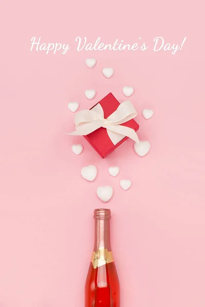Witte Harten Fles Wijn Geschenkdoos Roze Achtergrond Valentijnsdag Concept Platte — Stockfoto