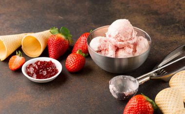 Dondurma yapmak ve servis etmek için gereken malzemeler taze böğürtlenler, reçel ve şeker konileri koyu renkli arka planda, seçici odaklanma. Sağlıklı yaz yemekleri konsepti. 