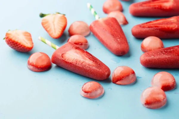 Ghiaccioli Fragole Fatti Casa Sfondo Blu Con Ghiaccio Bacche Fresche — Foto Stock