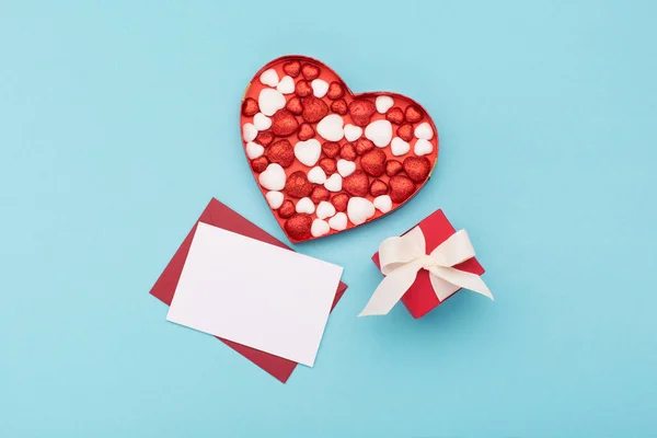 Открытки День Святого Валентина Красно Белыми Блестящими Сердцами Подарочной Коробкой — стоковое фото