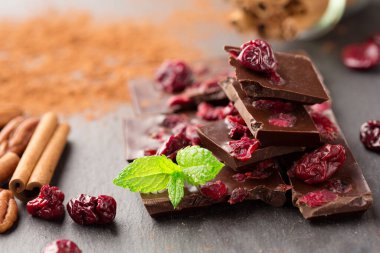 Kurutulmuş böğürtlen ve tarçınlı ev yapımı siyah çikolata, seçici bir odak noktası..