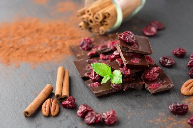 Kurutulmuş böğürtlen ve tarçınlı ev yapımı siyah çikolata, seçici bir odak noktası..