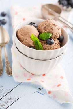 Ev yapımı çikolatalı dondurma. Nane ve taze böğürtlenli. Mavi ahşap arka planda.. 