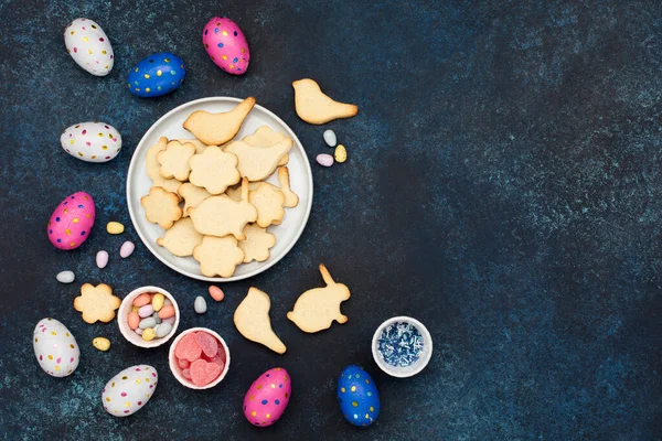 Feestelijke Paasvakantie Wenskaart Achtergrond Leuke Zelfgemaakte Paaskoekjes Chocolade Eieren Suiker — Stockfoto