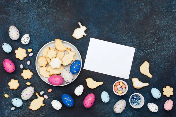 Feestelijke Paasvakantie Wenskaart Achtergrond Leuke Zelfgemaakte Paaskoekjes Chocolade Eieren Suiker — Stockfoto