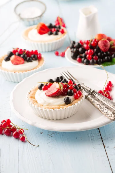 Homemade Tartlets Cream Fresh Berries Ripe Red Black Currants Strawberries — Stock Photo, Image