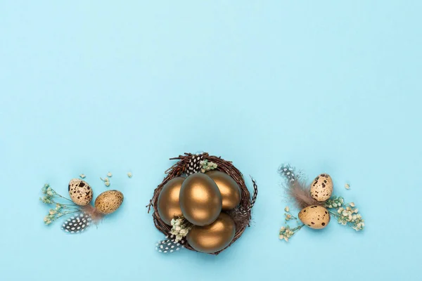 Paskalya Bayramı Tebrik Kartı Geçmişi Altın Yumurtalı Paskalya Süsleri Bıldırcın — Stok fotoğraf