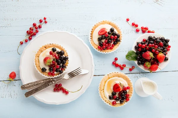 Tartaletas Caseras Con Crema Bayas Frescas Grosellas Rojas Negras Maduras — Foto de Stock