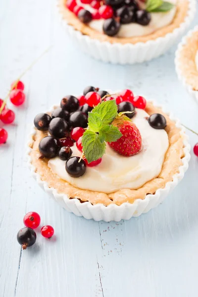 Hemgjorda Tartlets Med Grädde Och Färska Bär Mogna Röda Och — Stockfoto