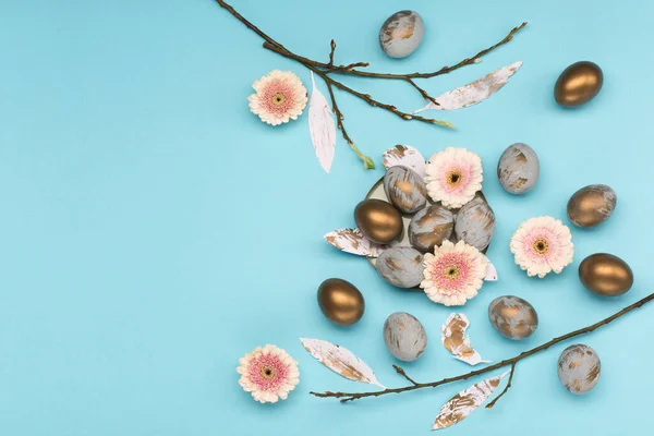 Paskalya Bayramı Tebrik Kartı Geçmişi Gri Altın Yumurtaları Bıldırcın Tüyleri — Stok fotoğraf