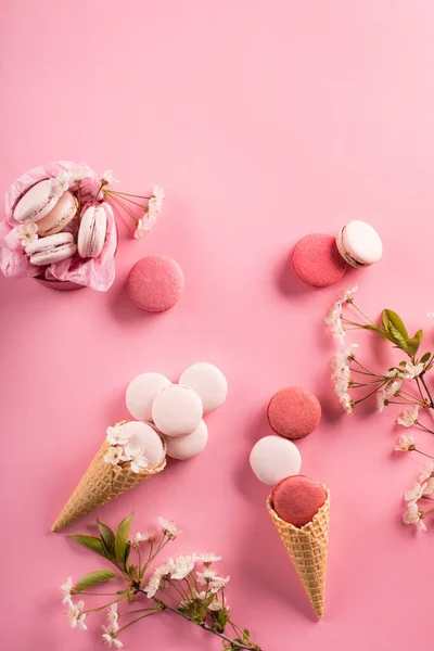 バレンタイン 誕生日 母の日のためのお祭りの休日の挨拶カード ギフトボックスや桜の中にマカロンをバラ ピンクの背景に甘いマカロン トップビュー コピースペース — ストック写真