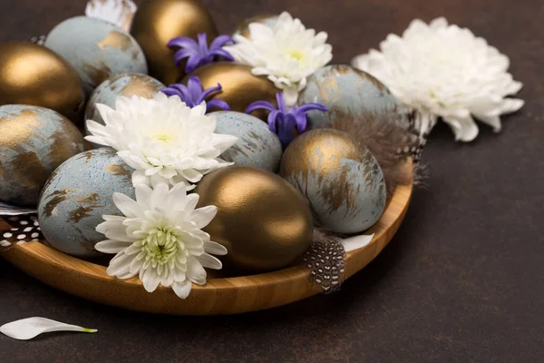 Paskalya Bayramı Tebrik Kartı Gri Mavi Altın Yumurtalı Paskalya Süslemesi — Stok fotoğraf