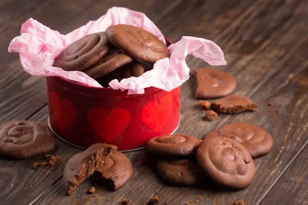 Biscoitos Caseiros Chocolate Cremoso Assados Caixa Presente Vermelha Festiva Fundo — Fotografia de Stock