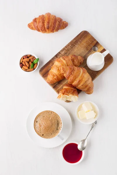 Café Manhã Delicioso Fresco Com Café Croissants Crocantes Geléia Fundo — Fotografia de Stock