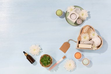 Kişisel bakım paketi hazırlıyorum, mevsimlik hediye kutusu. Plastiksiz sıfır atık kozmetik ürünleri. Anneler günü, doğum günü, 8 Mart, aile, arkadaşlar için kişisel çevre dostu sepet. Üst görünüm, alanı kopyala.