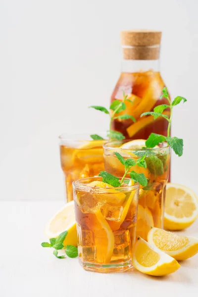 Chá Gelado Tradicional Com Limão Hortelã Gelo Copos Altos Bebida — Fotografia de Stock