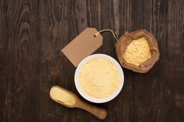 Koyu ahşap arka planda nohut unu. Üst görünüm, boşluğu kopyala. Sağlıklı, besleyici ve vejetaryen gıda konsepti.