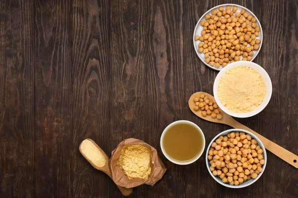 Garbanzos Cocidos Aquafaba Harina Garbanzos Sobre Fondo Madera Oscura Vista — Foto de Stock