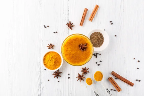 Latte Açafrão Dourado Vidro Especiarias Canela Sobre Fundo Madeira Branca — Fotografia de Stock